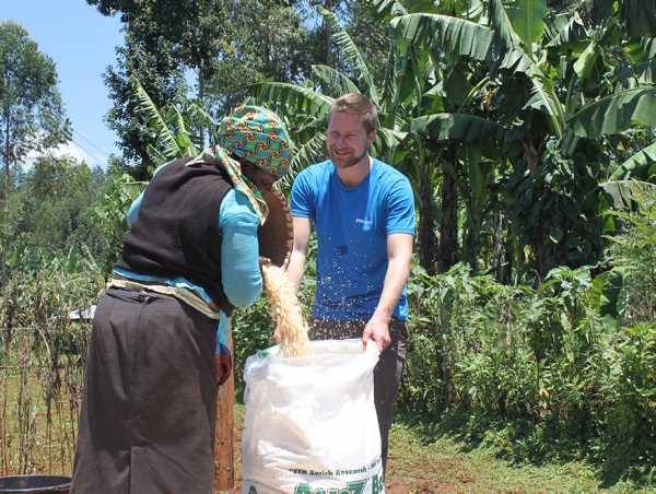 Farmers allocated to treatment receive 5 hermetic storage bags. Picture shows a smallholder farmer in Kakamega County filling her new hermetic storage bag together with ETH researcher Dr. Michael Brander. (Photo: Michael Brander / ETH Zurich)